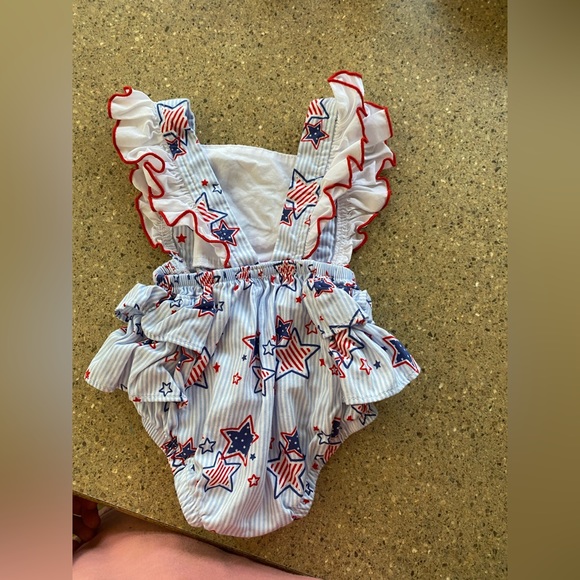 Bought it and my daughter never wore it, says 6 months but fits as a 3 month. - Picture 2 of 3